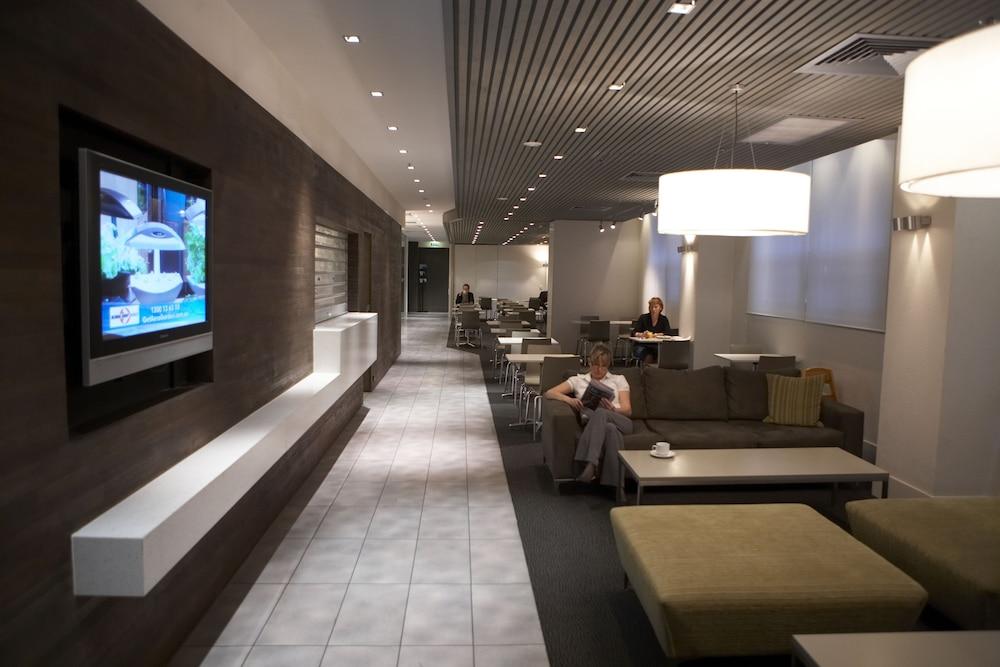Causeway Inn On The Mall Melbourne Exterior photo