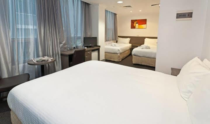 Causeway Inn On The Mall Melbourne Exterior photo